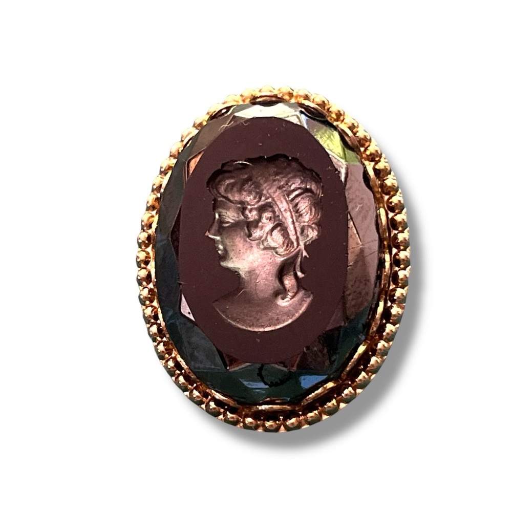 Elegant Victorian Cameo Mourning Brooch with Gold Trim